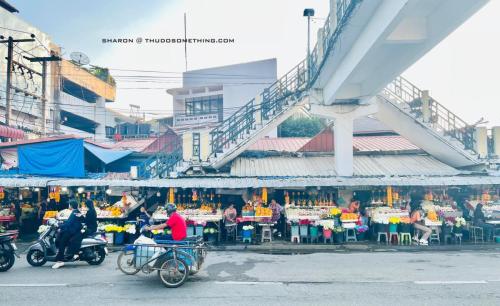 အခု ပန်းစျေးအရှေ့တည့်တည့်မှာ ကားဂိတ်ရှိပါတယ်